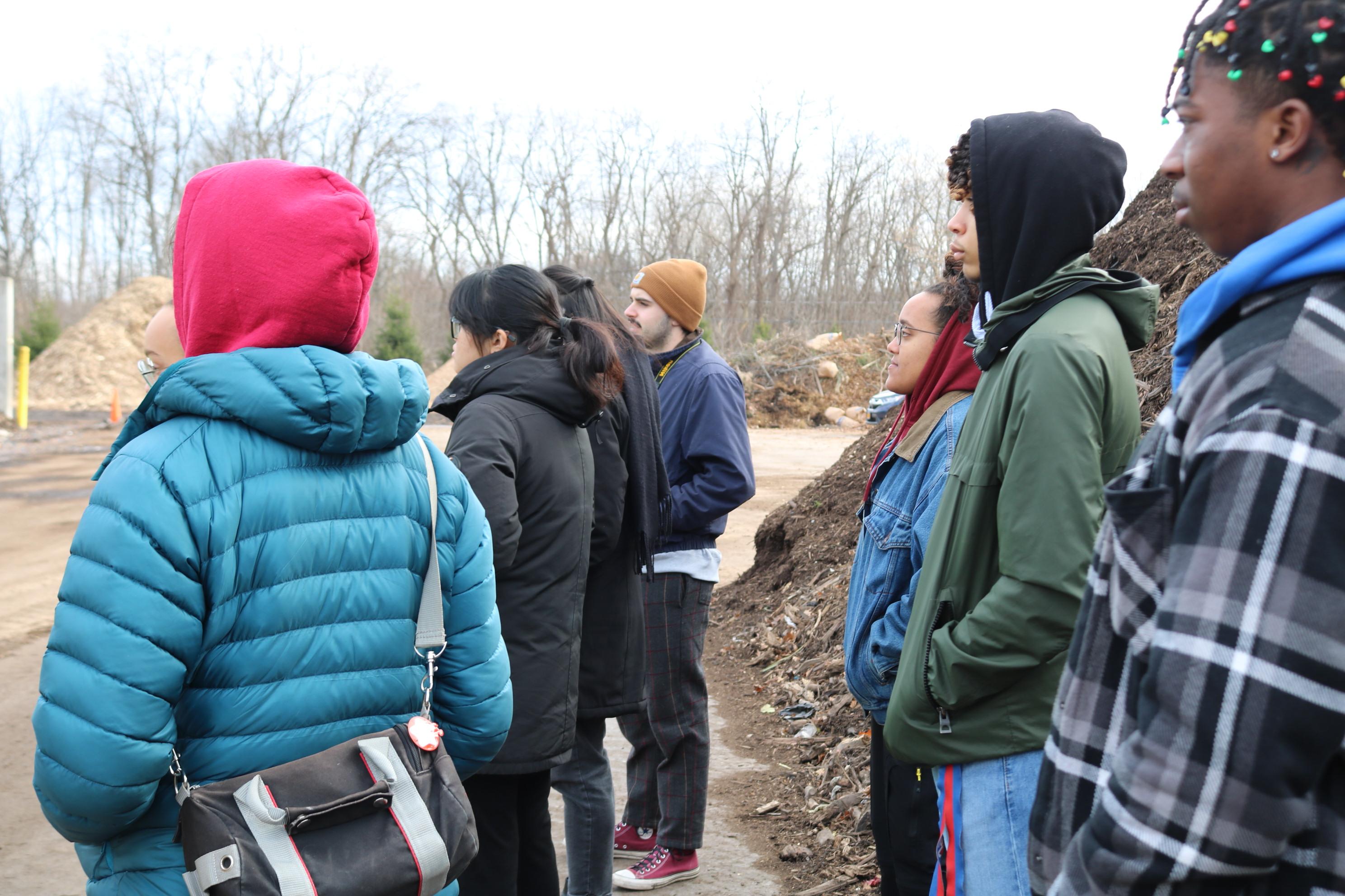 esf学生和员工参观crra的堆肥设施