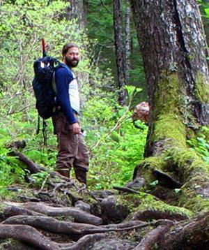 科林·贝尔背着背包在树林里
