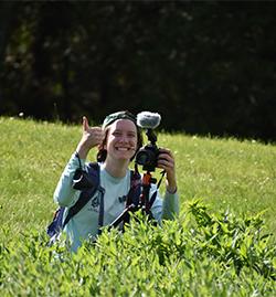莉莉·克莱默在野外拿着她的相机