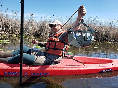 桑顿·里兹在河流研究湿地用波纳挖泥船收集底部样本