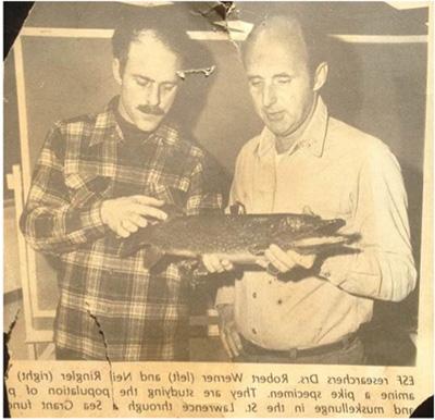 罗伯特·维尔纳拿着一条鱼的黑白照片